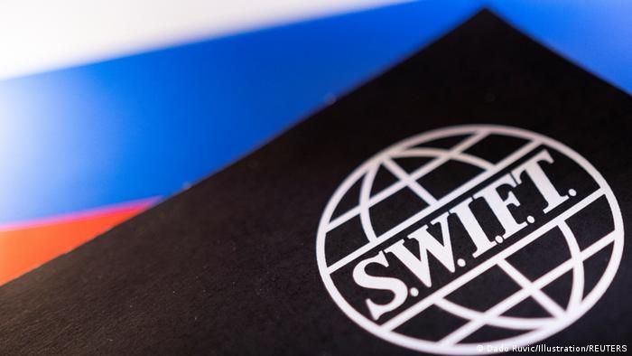 ЕС отключил семь российских банков от SWIFT: как это работает 