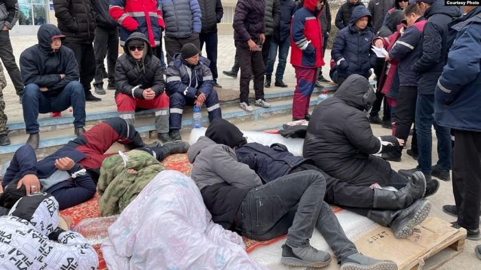 В Жанаозене протестующие безработные объявили голодовку 