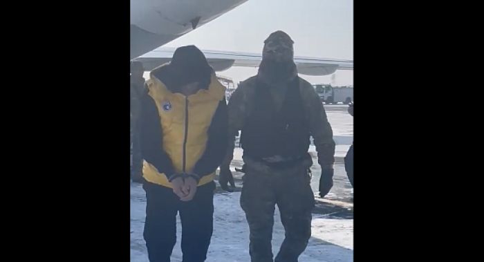 Появилось видео с закованным в наручники Кайратом Боранбаевым 