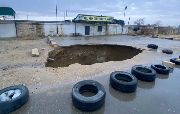 Огромная дыра после дождя: Асфальт провалился в Актау 