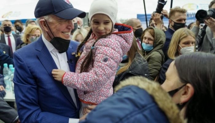Президент США назвал Путина «мясником» после встречи с украинскими беженцами в Варшаве 