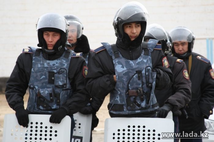 В Жанаозене мародерствовали полицейские, утверждает оппозиция