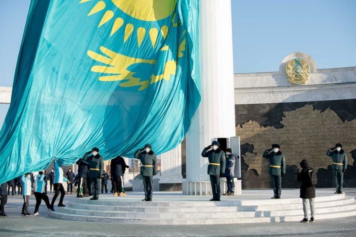 Полотно на флагштоке в Атырау просто не выдерживает своего веса. И зачем это было надо? 