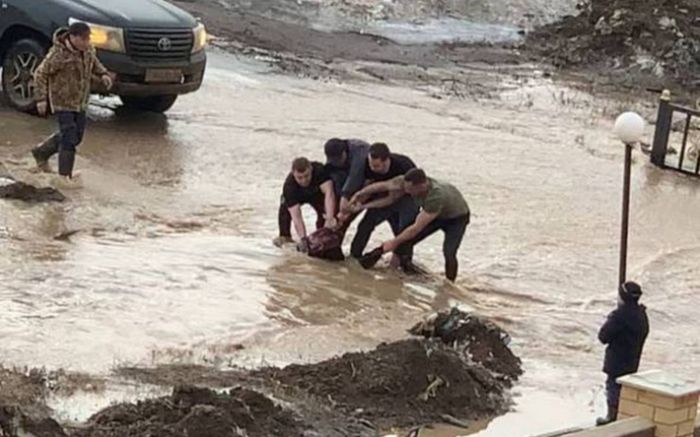 В Актобе девочка чуть не погибла в арыке с талой водой 