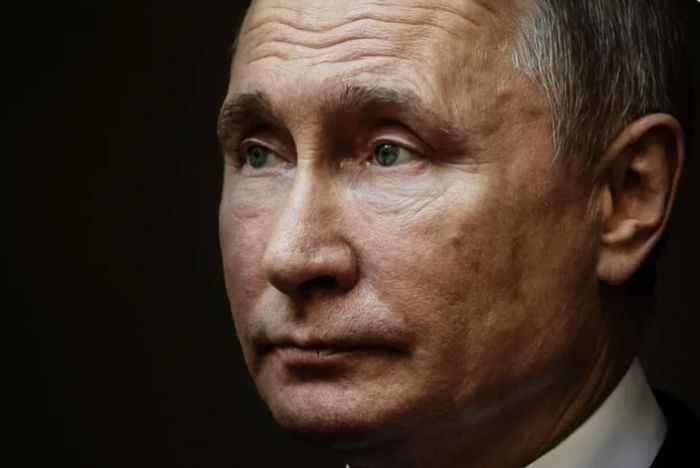 Путина стал сопровождать врач, специализирующийся на раке щитовидной железы