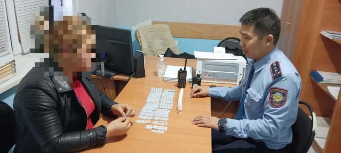 Жительница Атырау продавала психотропные препараты в продуктовом магазине 