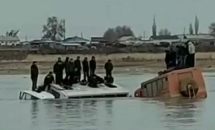 Вахтовики из Атырау провели два часа на крыше провалившегося под лёд автобуса