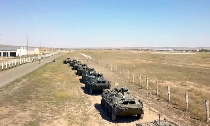 Учения с передвижением военной техники проходят на западе Казахстана 