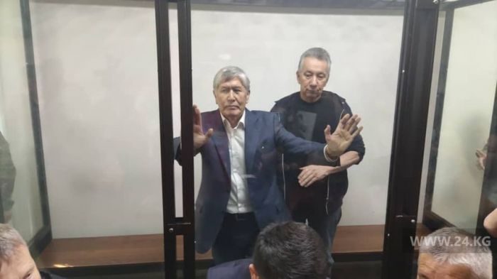 Алмазбек Атамбаев назвал позором суд и стал пинать перегородку кабины: его вывели