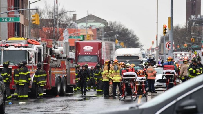 Стрельба в метро Нью-Йорка: более десятка пострадавших, нападавший скрылся 
