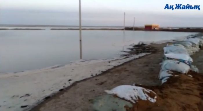 Уил вышел из берегов – в Кызылкогинском районе объявлена чрезвычайная ситуация 