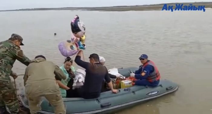 Из роддома на лодке