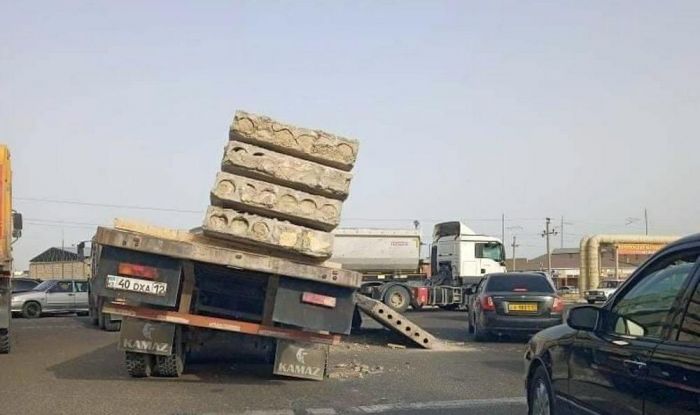 Видео момента падения железобетонной плиты с большегруза в пригороде Актау появилось в Сети 