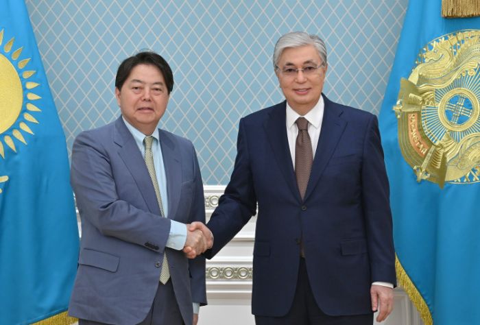 Токаев принял министра иностранных дел Японии 