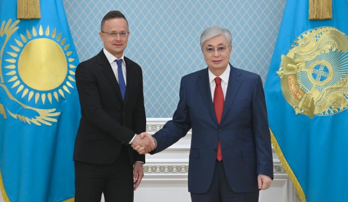 Токаев принял министра внешнеэкономических связей и иностранных дел Венгрии 