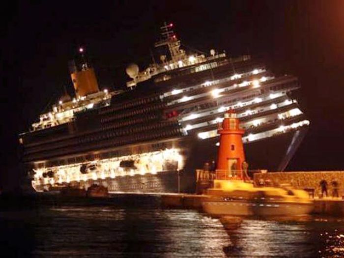 Лайнер Costa Concordia сел на мель в Средиземном море. Восемь погибли, идет эвакуация