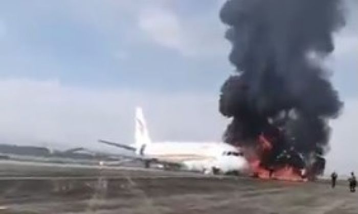 В Китае самолёт выехал за пределы полосы и загорелся, пострадали 40 человек 