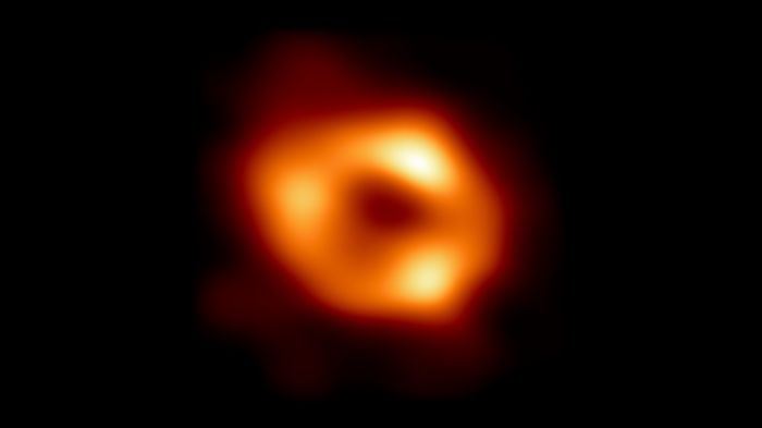 Астрономы показали первую фотографию черной дыры в нашей галактике 