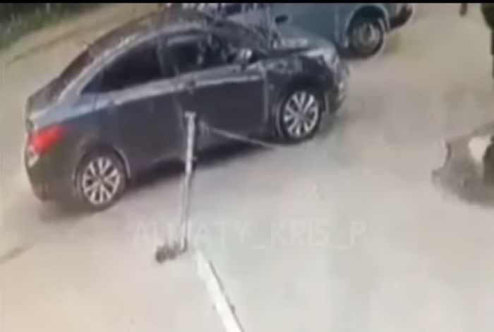 Кокпаровцы разгромили авто в Алматинской области 