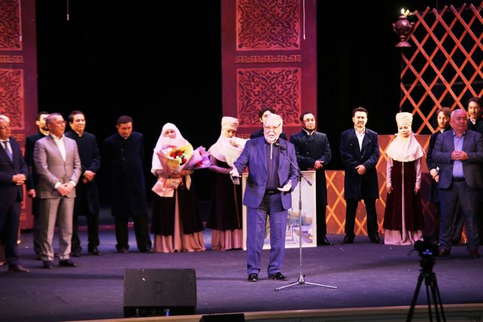  Артисты Казахского национального театра драмы имени М. Ауэзова поздравили нефтяников Эмбы с вековым юбилеем