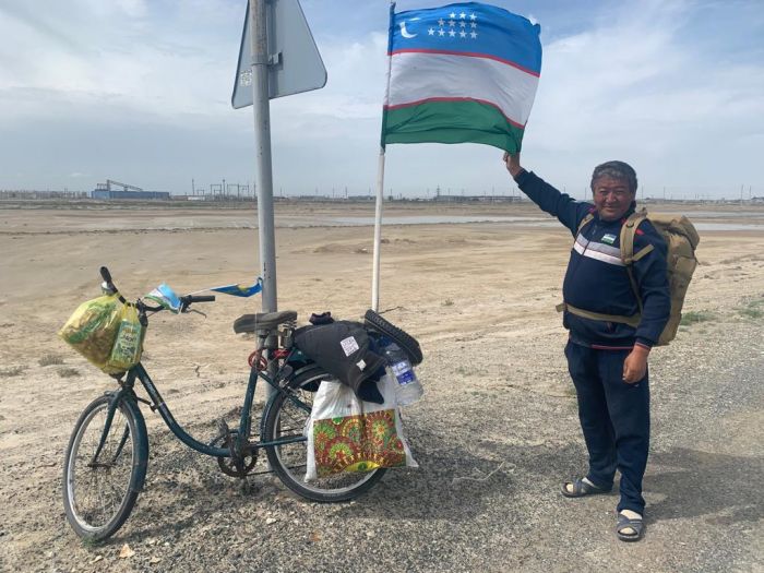 Атырауские полицейские помогли паломнику-велосипедисту из Узбекистана