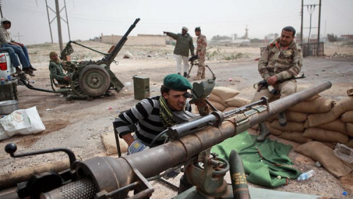 В Ливии свергнувшие Каддафи повстанцы воюют между собой