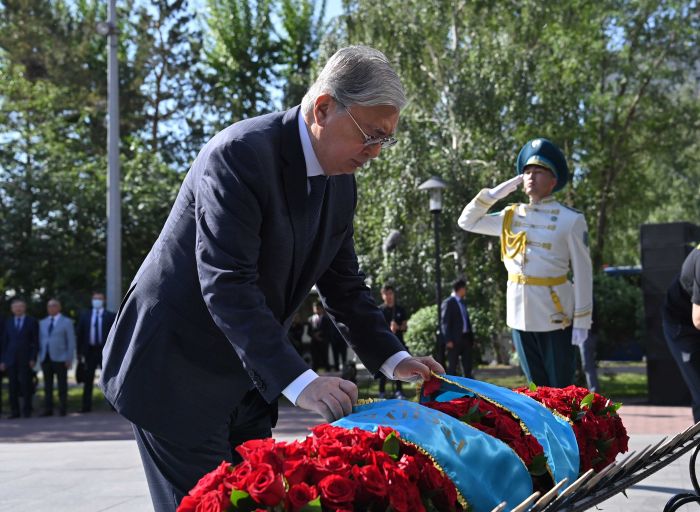 ​Токаев почтил память жертв политических репрессий и голода