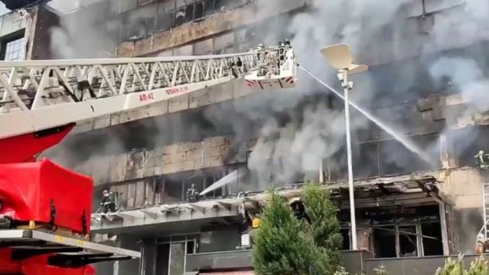Большой пожар в Москве: в горящем бизнес-центре могут быть заблокированы люди 
