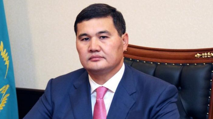 Аким Кызылординской области объяснил цену своих часов и "бегство" от журналистов 