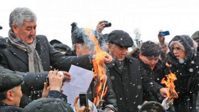 Туякбай и Абилов оштрафованы за участие в несанкционированном митинге
