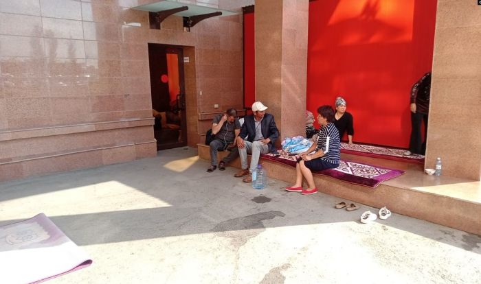 Группа казахстанцев, требующих оправдать расстрелянных в январе родственников, ночевала у Акорды