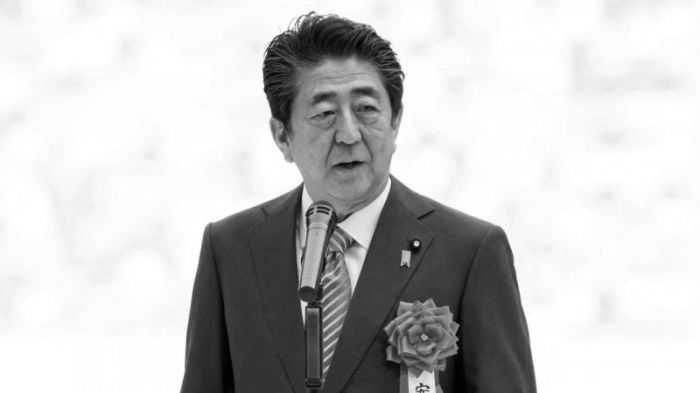 ​Государственные похороны экс-премьера Японии назначены на 27 сентября