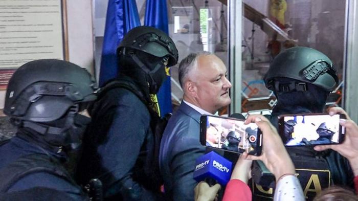 Экс-президенту Молдавии Додону продлили домашний арест
