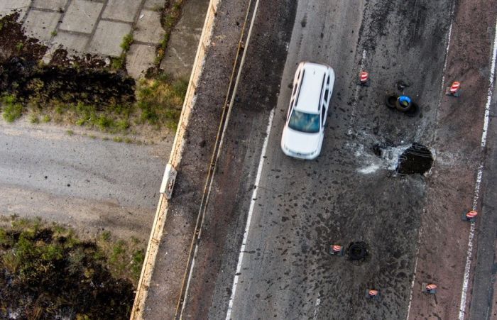 Война в Украине: Антоновский мост в Херсоне закрыт после обстрела