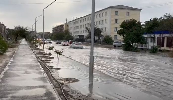 В Актау после проливных дождей затоплены улицы 
