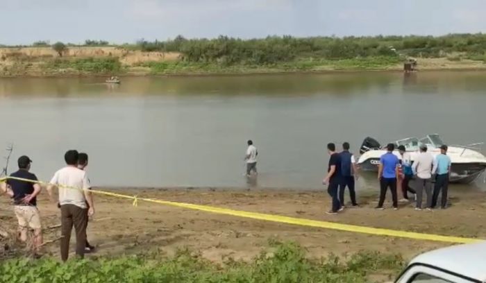 Поиск тела утонувшего акима продолжается: видео ДЧС 