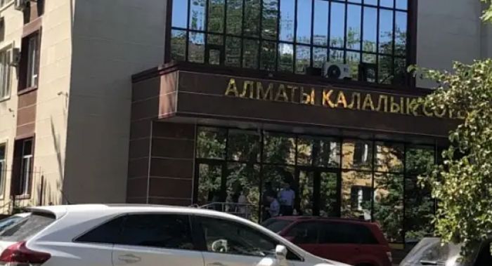 Здание горсуда Алматы оцепили и эвакуировали оттуда людей из-за поступивших угроз 