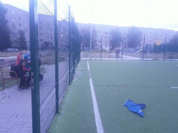 Мальчик напоролся головой на прут на футбольной площадке: возбуждено уголовное дело 