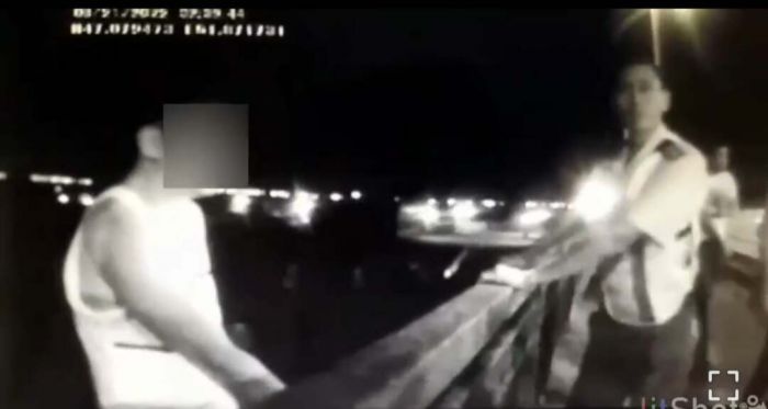 В Атырау полицейские спасли мужчину, который пытался спрыгнуть с моста 