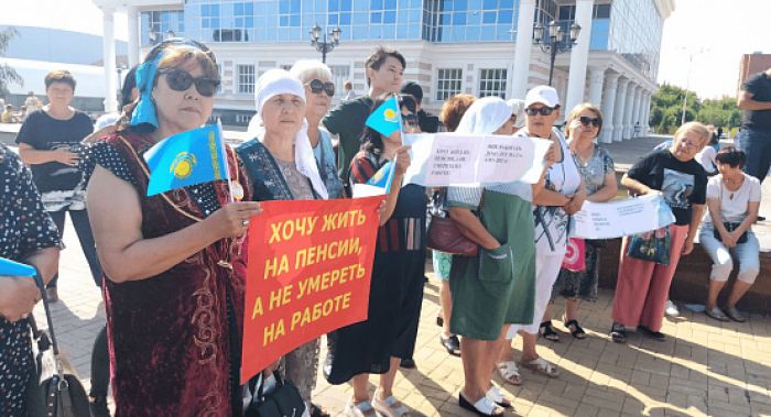 В нескольких городах Казахстана прошли митинги за снижение пенсионного возраста для женщин 