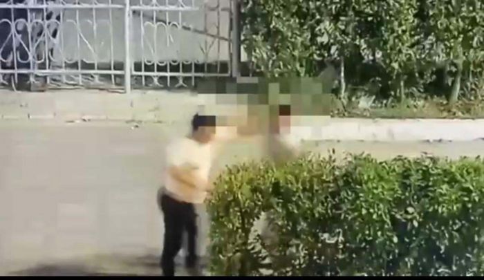 Драка мужчин попала на видео в Атырау 