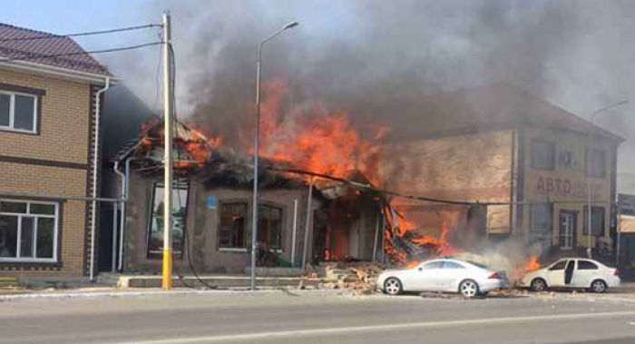 Пожар в «Оружейной палате» Костаная: горят 8 частных домов и СТО 
