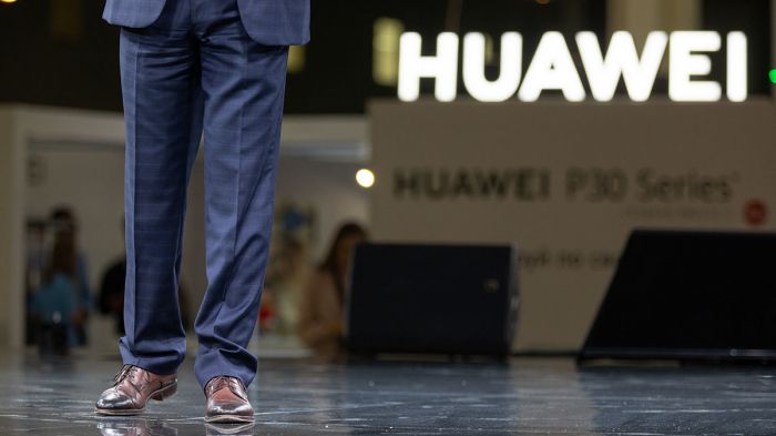 «Ведомости»: Huawei вынужденно переводит сотрудников из России в Казахстан 