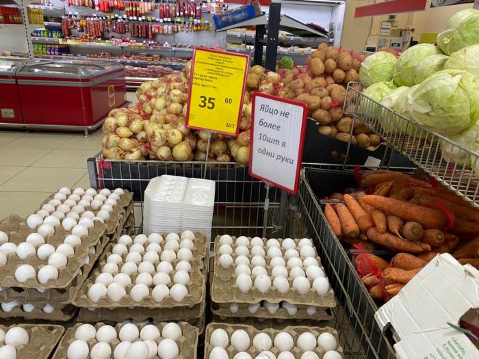 В супермаркетах Атырау продают не более 10 яиц в одни руки 
