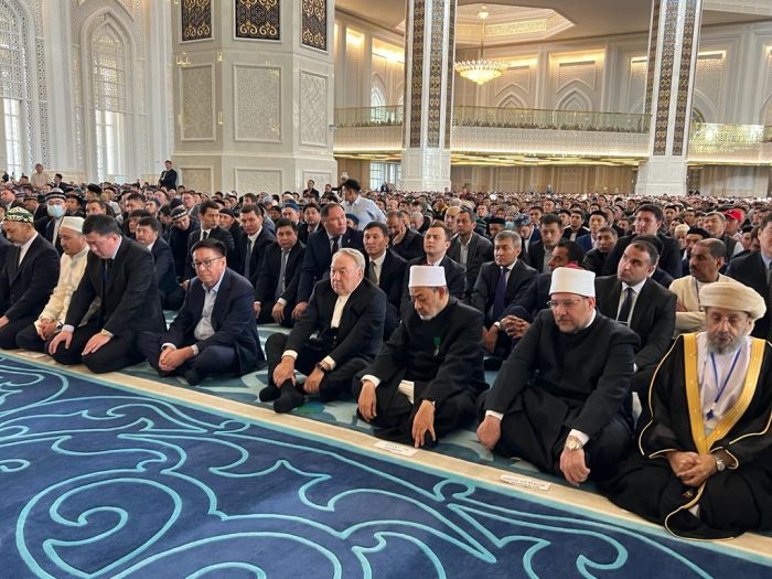 Назарбаев посетил главную мечеть столицы 