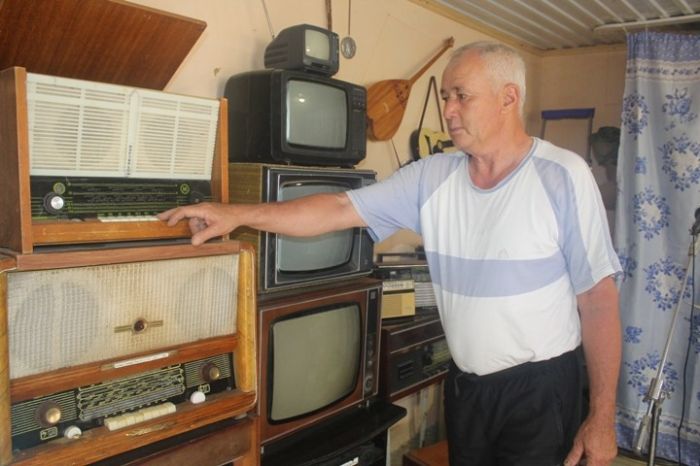 Житель Курмангазинского района организовал в своём доме ретромузей 