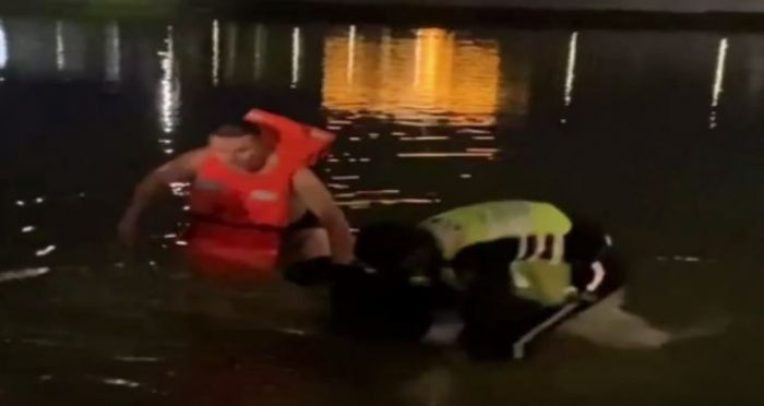 В Атырау полицейские спасли мужчину, прыгнувшего с моста 