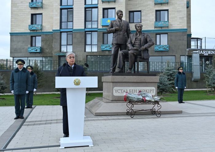 Токаев открыл памятник Мухтару Ауэзову и Кайыму Мухамедханову 