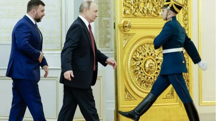 "Путин не с Украиной воюет, он воюет с реальностью". Политологи о церемонии в Кремле 