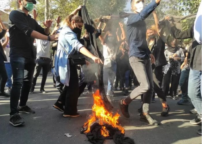 "Лучше смерть, чем унижение". В Иране к массовым протестам присоединились студенты 